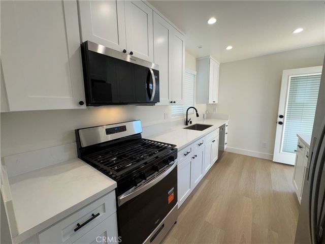 6837 Oak Park Avenue, Lake Balboa, CA 91406