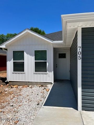 705 N Washington Street, Carterville, MO 64835