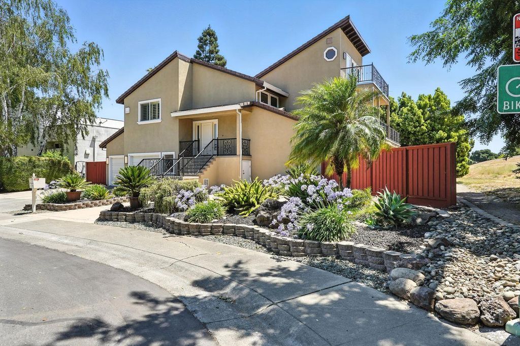 7729 Sleepy River Way, Sacramento, CA 95831