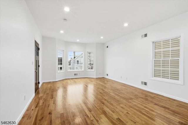 28 Davis St, Harrison Town, NJ 07029