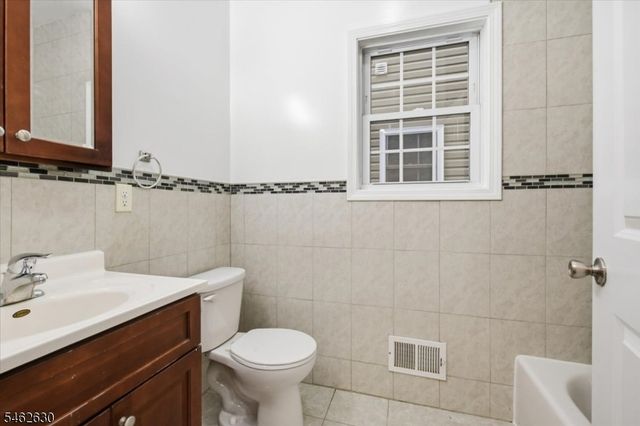 28 Davis St, Harrison Town, NJ 07029