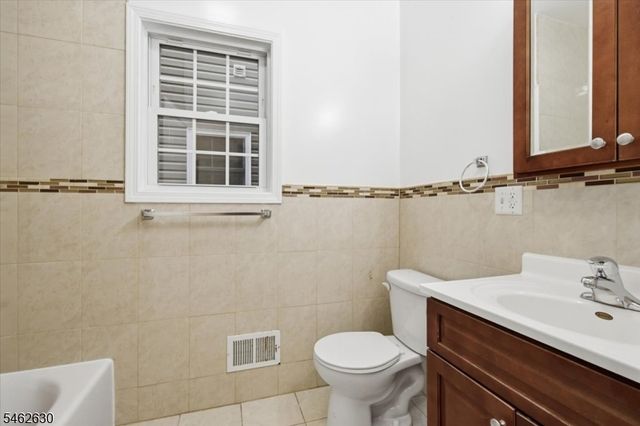 28 Davis St, Harrison Town, NJ 07029