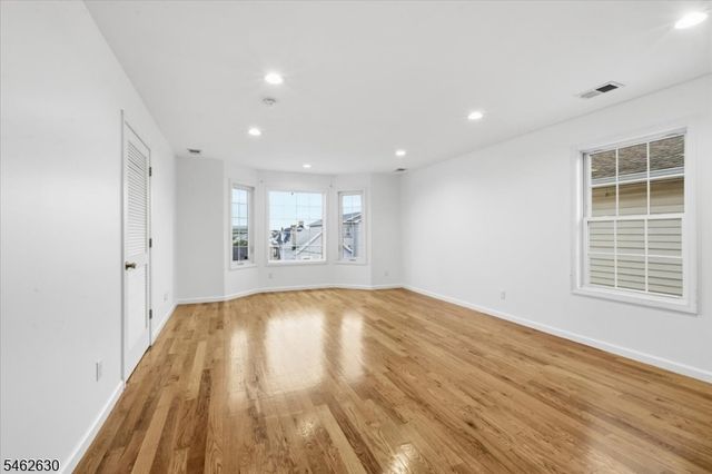 28 Davis St, Harrison Town, NJ 07029