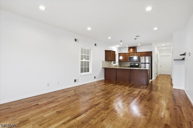28 Davis St, Harrison Town, NJ 07029