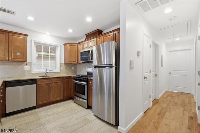 28 Davis St, Harrison Town, NJ 07029