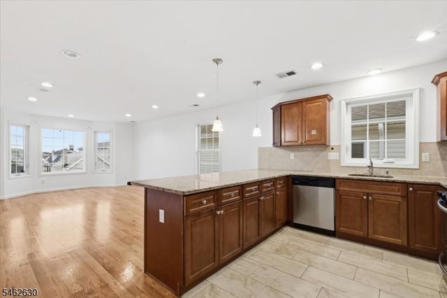 28 Davis St, Harrison Town, NJ 07029