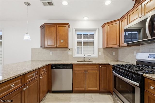 28 Davis St, Harrison Town, NJ 07029