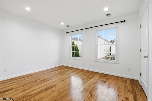 28 Davis St, Harrison Town, NJ 07029