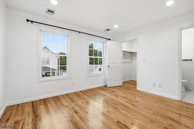 28 Davis St, Harrison Town, NJ 07029