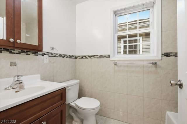 28 Davis St, Harrison Town, NJ 07029
