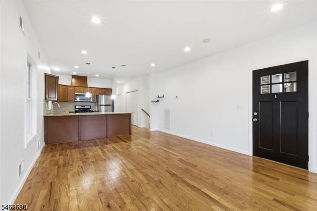 28 Davis St, Harrison Town, NJ 07029