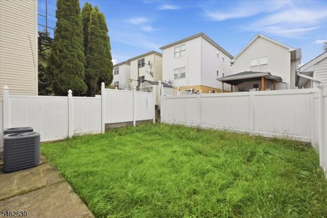 28 Davis St, Harrison Town, NJ 07029