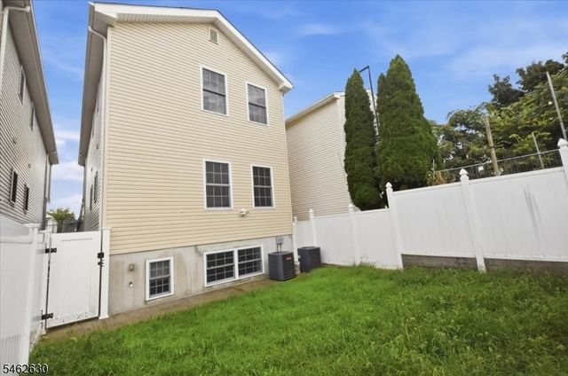 28 Davis St, Harrison Town, NJ 07029
