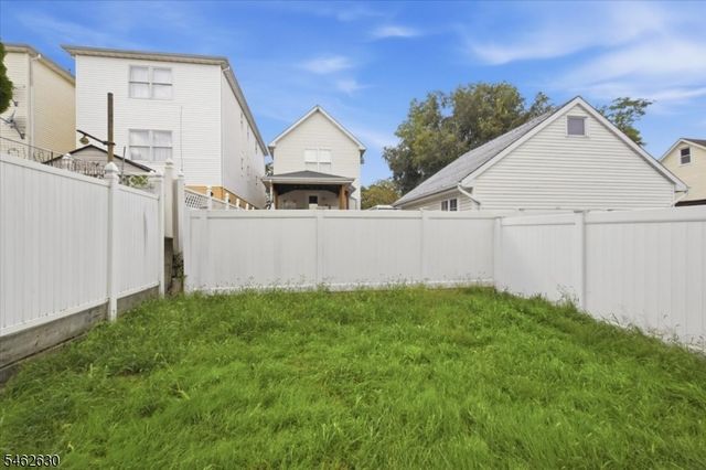 28 Davis St, Harrison Town, NJ 07029