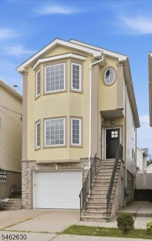 28 Davis St, Harrison Town, NJ 07029