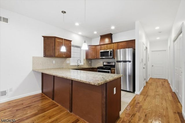28 Davis St, Harrison Town, NJ 07029