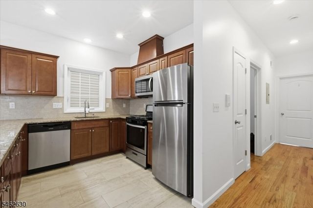 28 Davis St, Harrison Town, NJ 07029