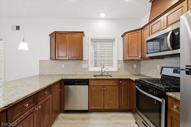 28 Davis St, Harrison Town, NJ 07029