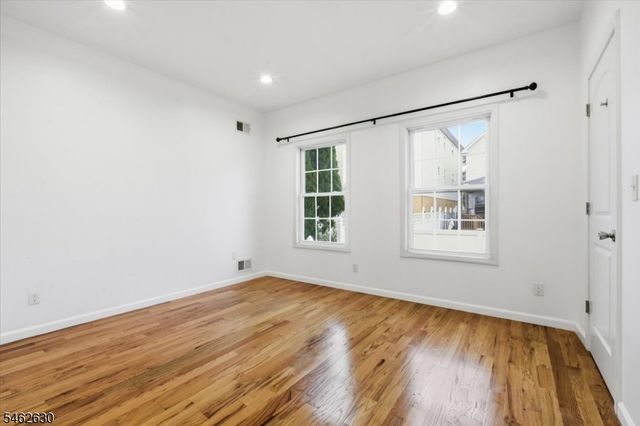 28 Davis St, Harrison Town, NJ 07029