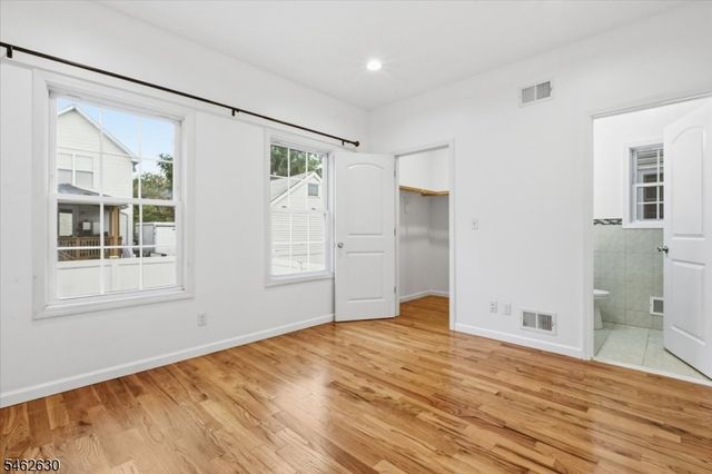 28 Davis St, Harrison Town, NJ 07029