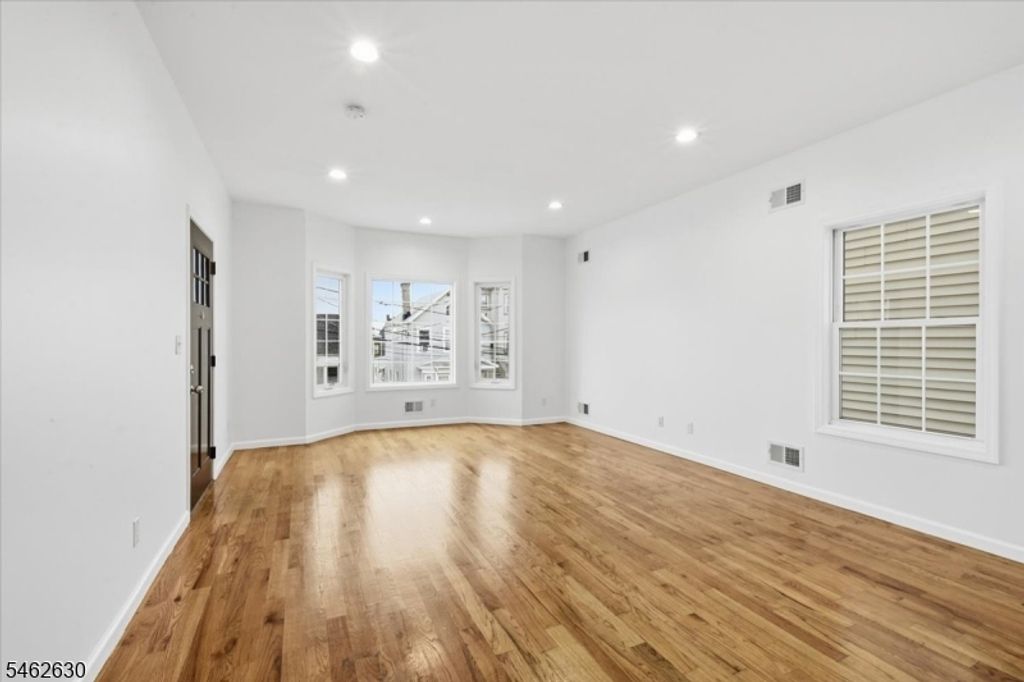 28 Davis St, Harrison Town, NJ 07029 — photo 2