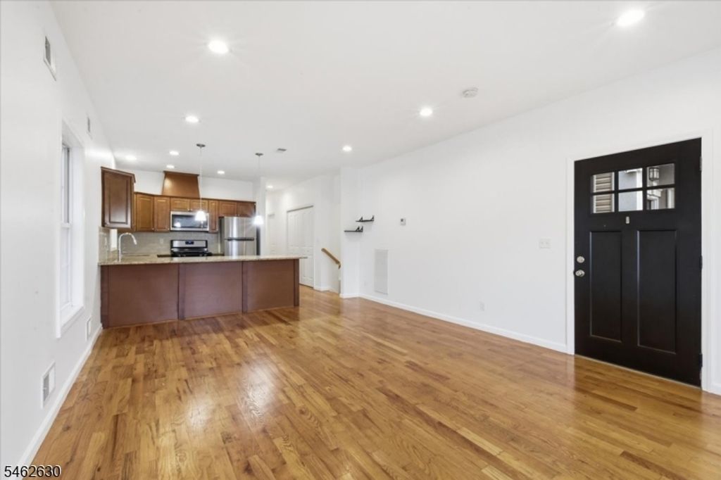 28 Davis St, Harrison Town, NJ 07029 — photo 4