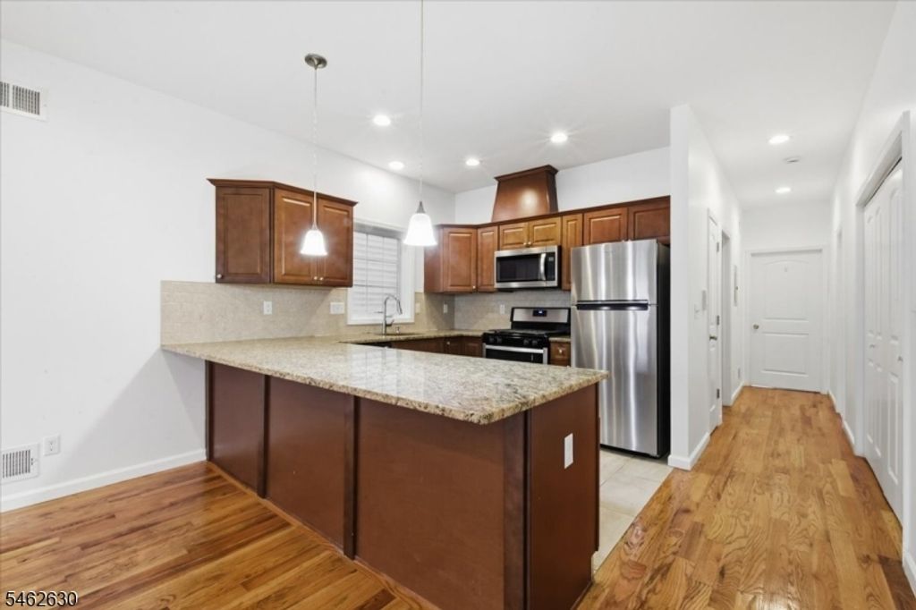 28 Davis St, Harrison Town, NJ 07029 — photo 5
