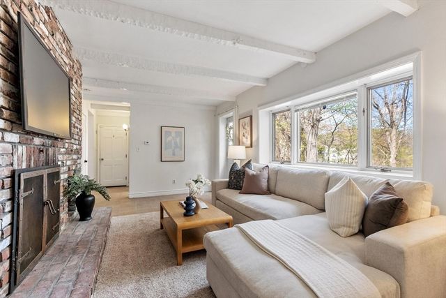 16 Briscoe Street, Woburn, MA 01801