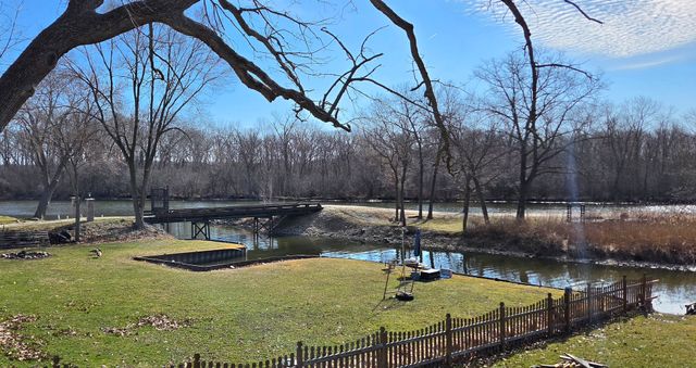 38871 N Lakeview Avenue, Antioch, IL 60002