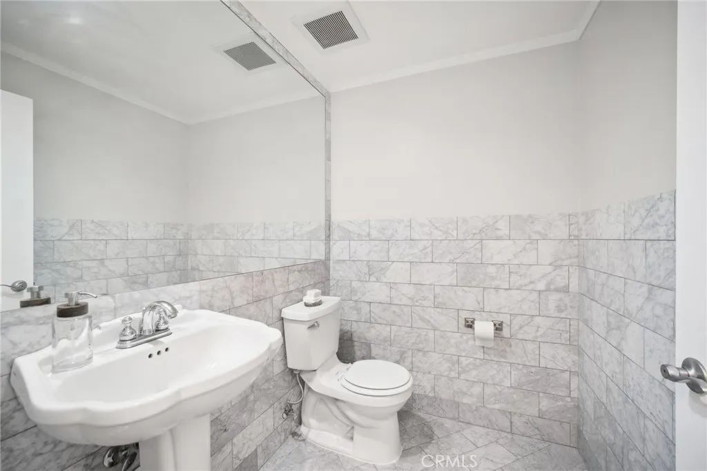Image 14 of property listing at 11989 Laurelwood Drive 3, Studio City, CA 91604