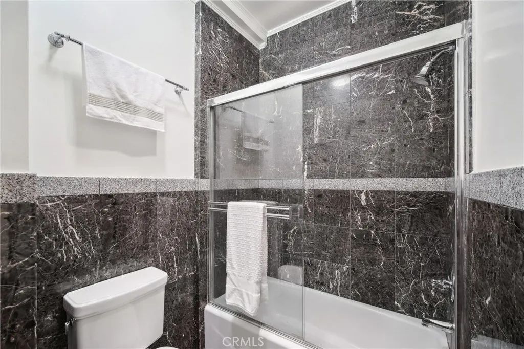 Image 24 of property listing at 11989 Laurelwood Drive 3, Studio City, CA 91604