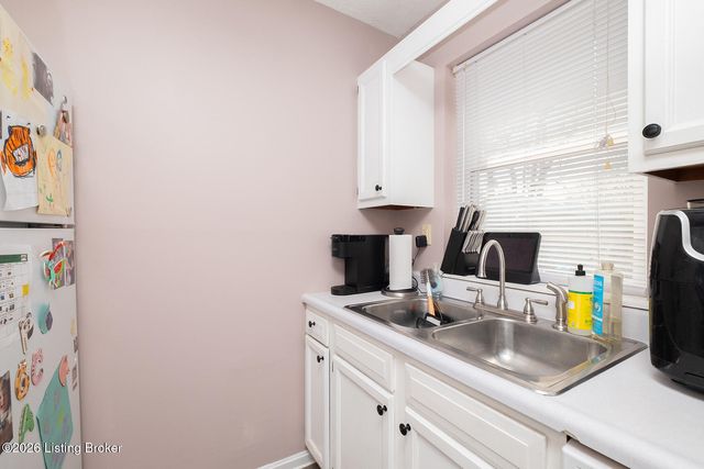 217 E Blue Jay Rd, Louisville, KY 40229