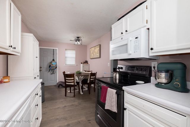 217 E Blue Jay Rd, Louisville, KY 40229