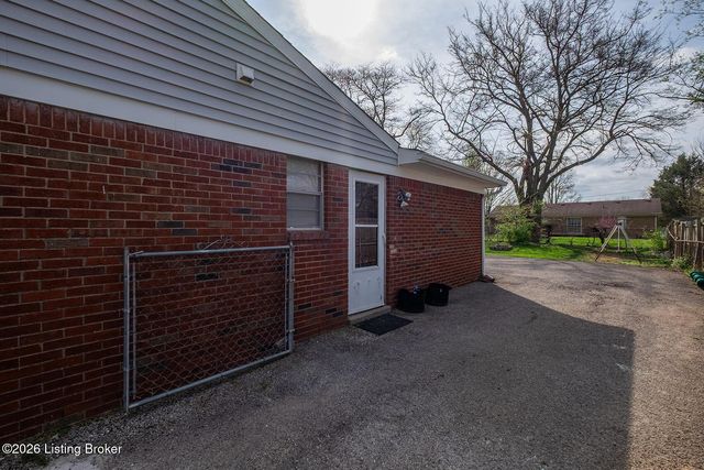 217 E Blue Jay Rd, Louisville, KY 40229