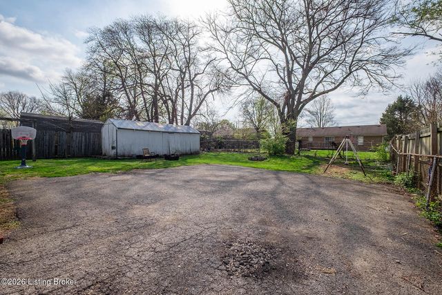 217 E Blue Jay Rd, Louisville, KY 40229