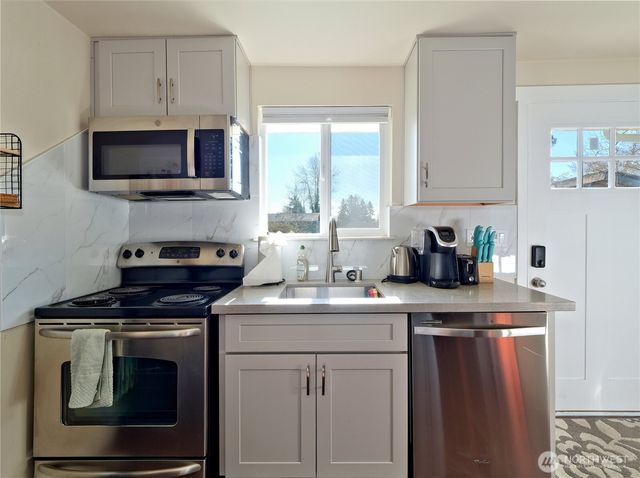 6105 S 124th St, Seattle, WA 98178