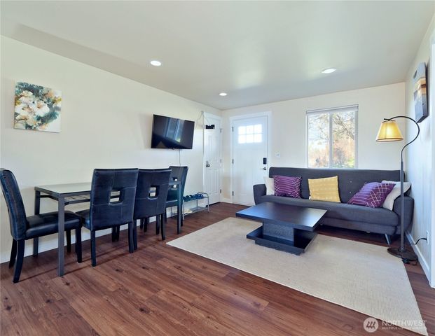 6105 S 124th St, Seattle, WA 98178