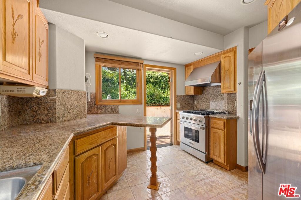 Image 10 of property listing at 601 N Marquette Street, Pacific Palisades, CA 90272
