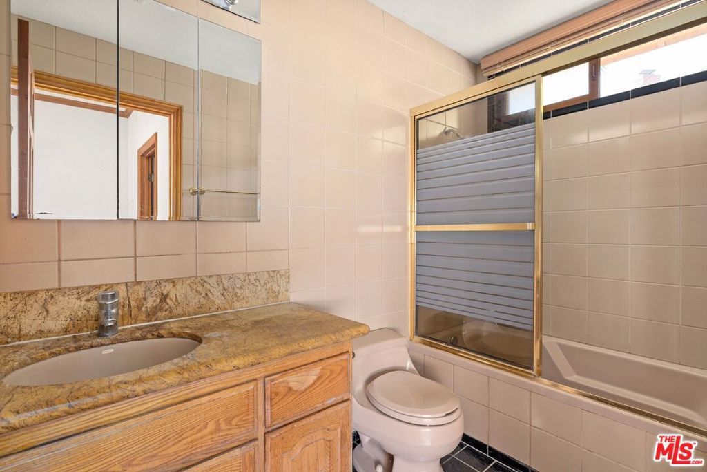 Image 15 of property listing at 601 N Marquette Street, Pacific Palisades, CA 90272