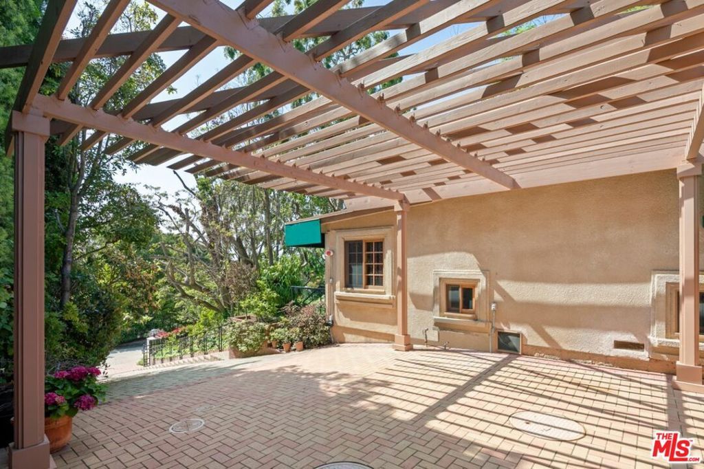 Image 6 of property listing at 601 N Marquette Street, Pacific Palisades, CA 90272