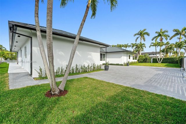 9901 NW 130th St, Hialeah Gardens, FL 33018