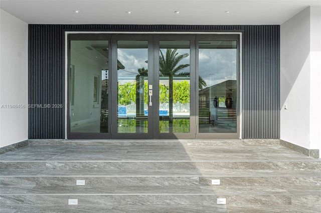 9901 NW 130th St, Hialeah Gardens, FL 33018