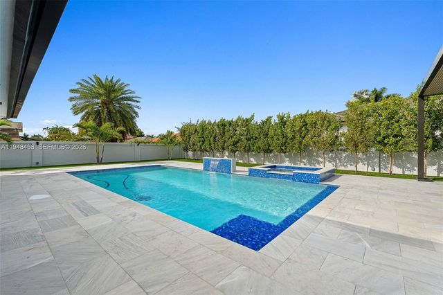 9901 NW 130th St, Hialeah Gardens, FL 33018