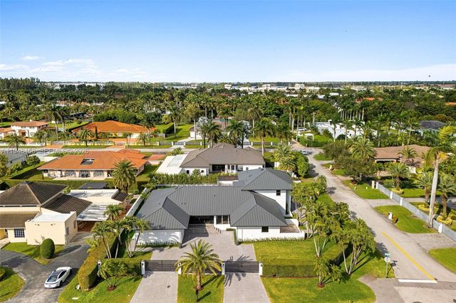 9901 NW 130th St, Hialeah Gardens, FL 33018