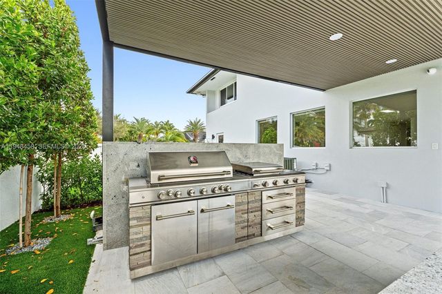 9901 NW 130th St, Hialeah Gardens, FL 33018