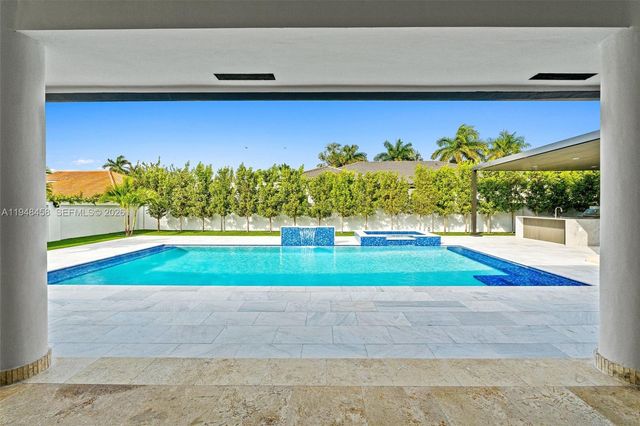 9901 NW 130th St, Hialeah Gardens, FL 33018