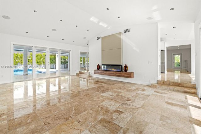 9901 NW 130th St, Hialeah Gardens, FL 33018