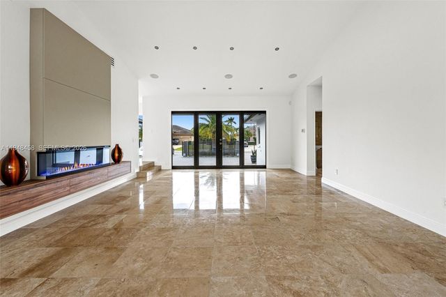 9901 NW 130th St, Hialeah Gardens, FL 33018