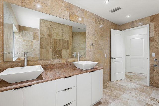 9901 NW 130th St, Hialeah Gardens, FL 33018