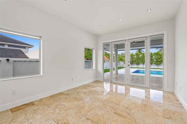 9901 NW 130th St, Hialeah Gardens, FL 33018